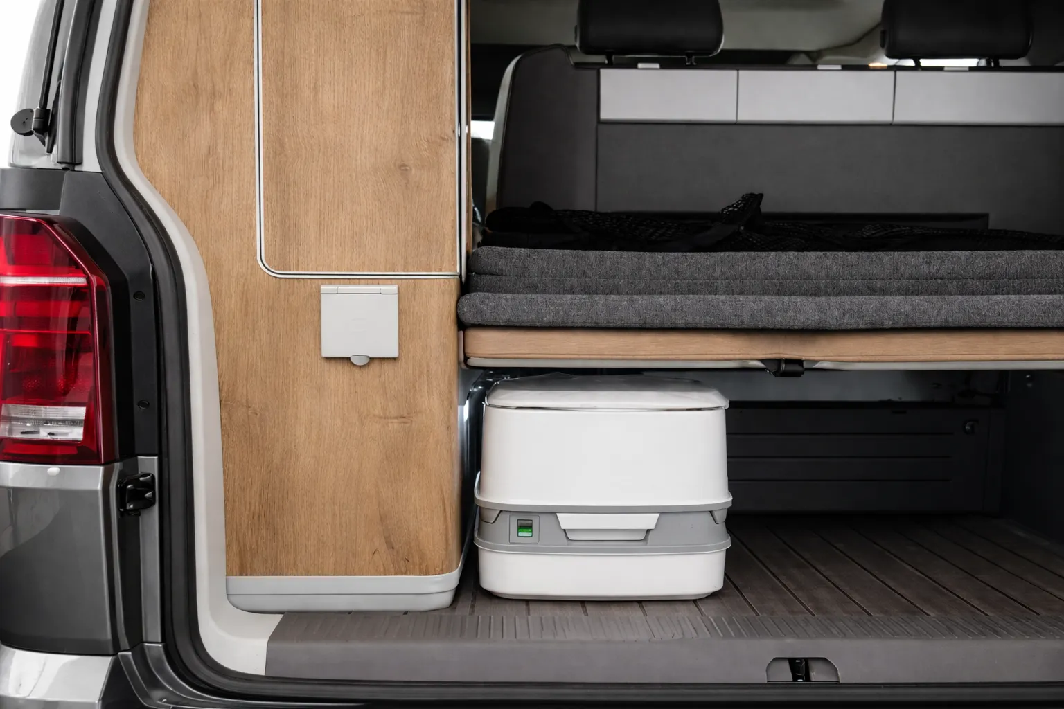 Kompakte mobile Toilette für VW T6 Camper – mehr Unabhängigkeit auf Reisen