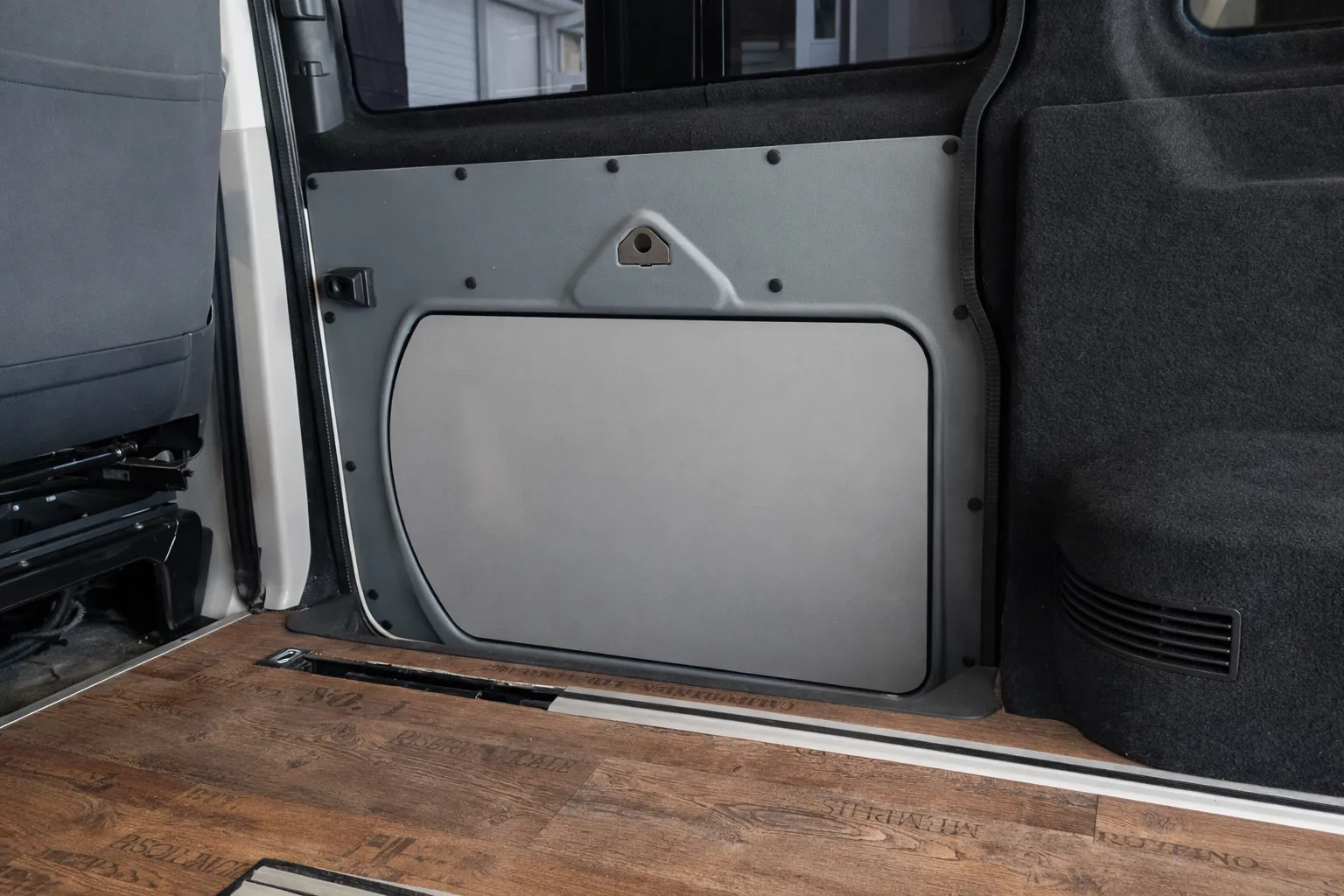 VW T6 Camper Schiebetürverkleidung mit ausklappbarem Tisch nachrüsten