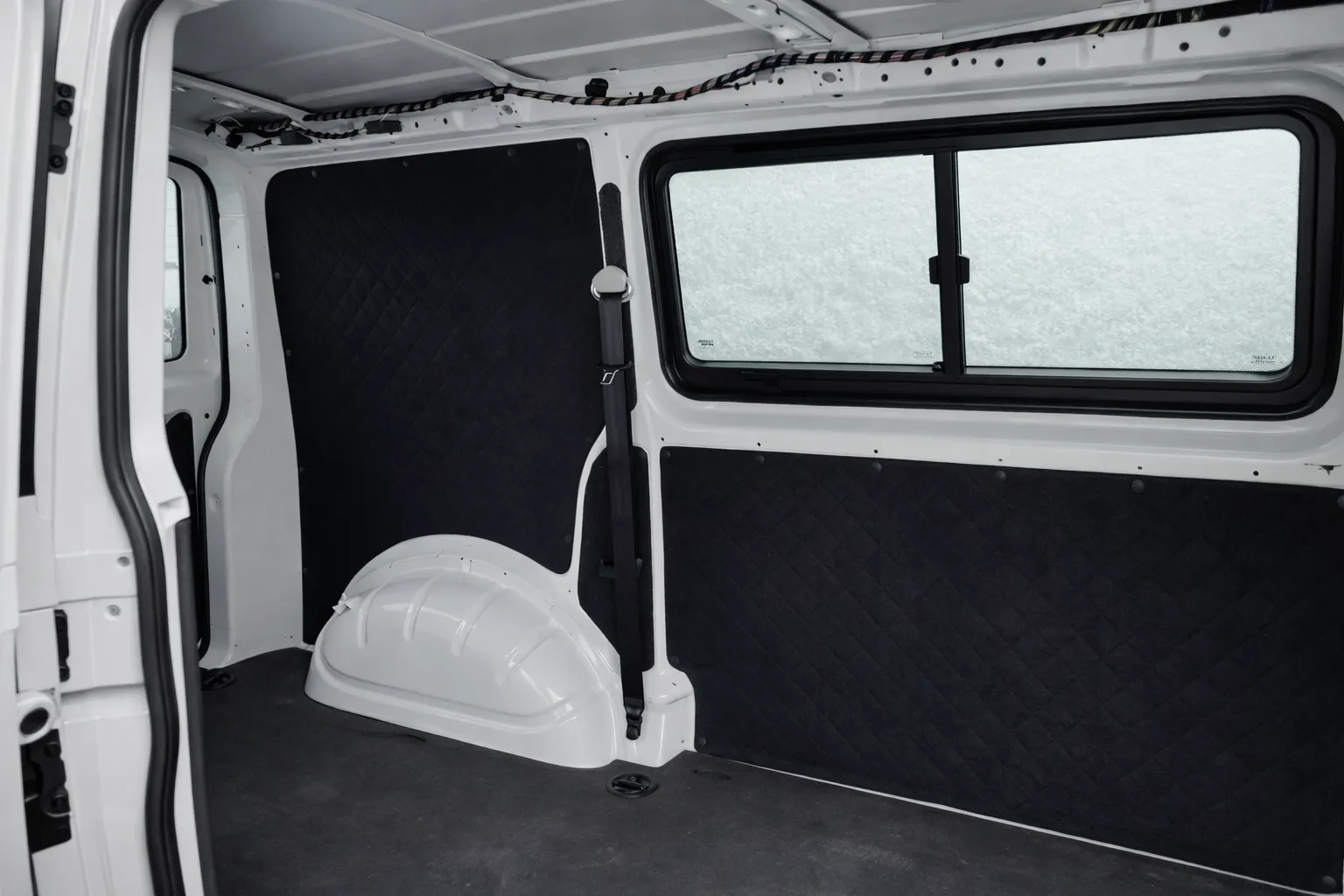 VW T6 Camper Innenverkleidung und Lackierung – individuelles Innendesign im Ausbau