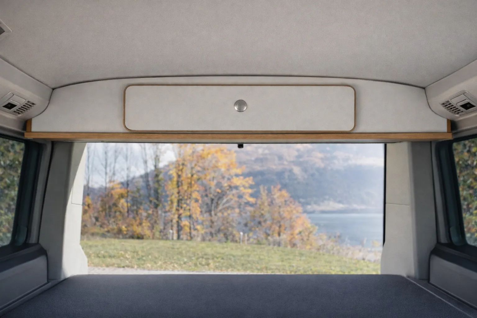 VW T6 Camper Dachschrank nach Maß – Stauraum über den Köpfen im Ausbau