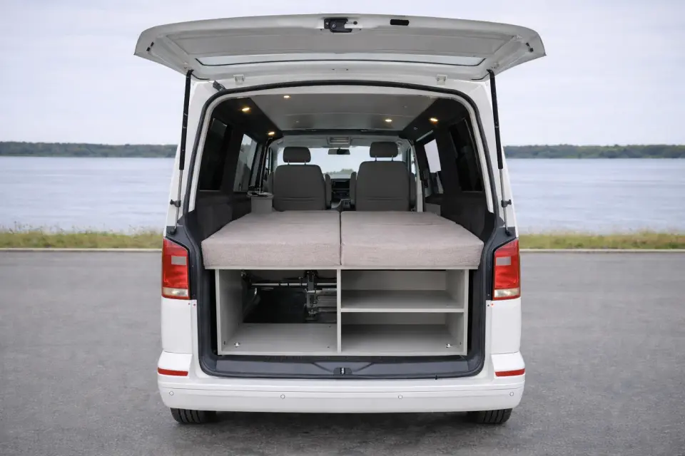 Heckschrank VW T6/T6.1 eingebaut – Stauraumlösung im Heckbereich