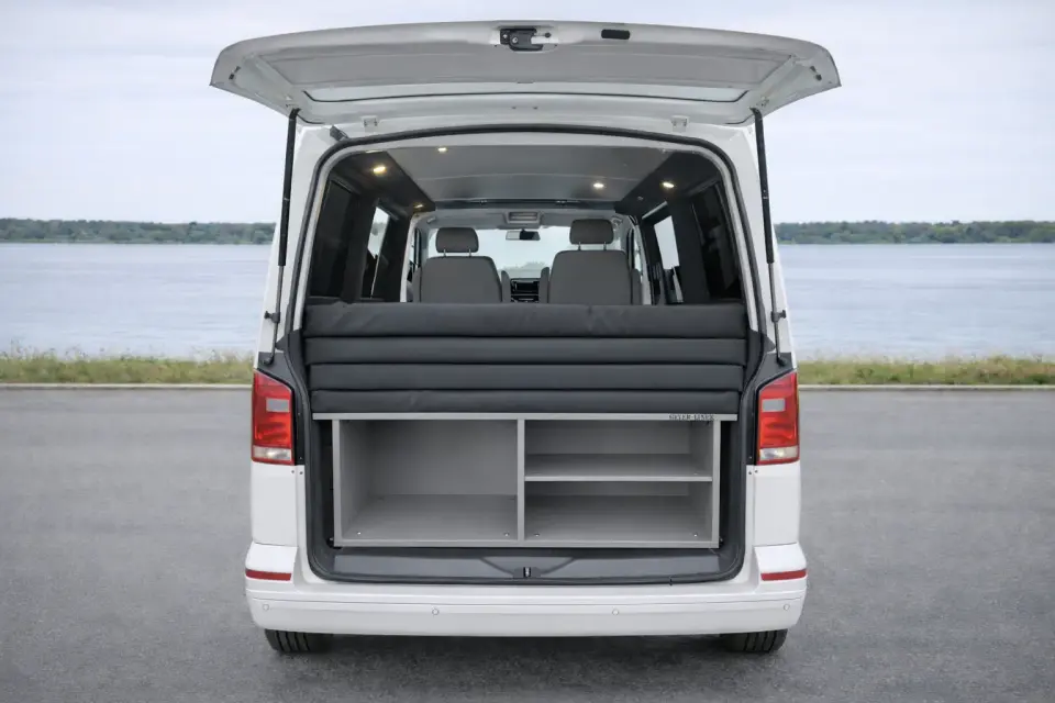 VW T6 Heckschrank Detail – sauber verarbeiteter Einbau von GEYERLINER