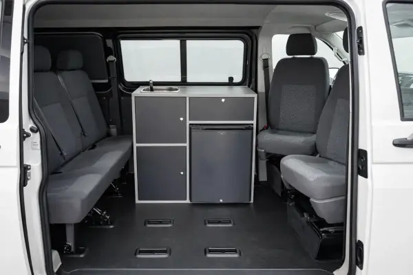 VW T6/T6.1 Modulküche nachrüsten – Kühlschrank, Kocher, Spüle und Stauraum im Küchenblock