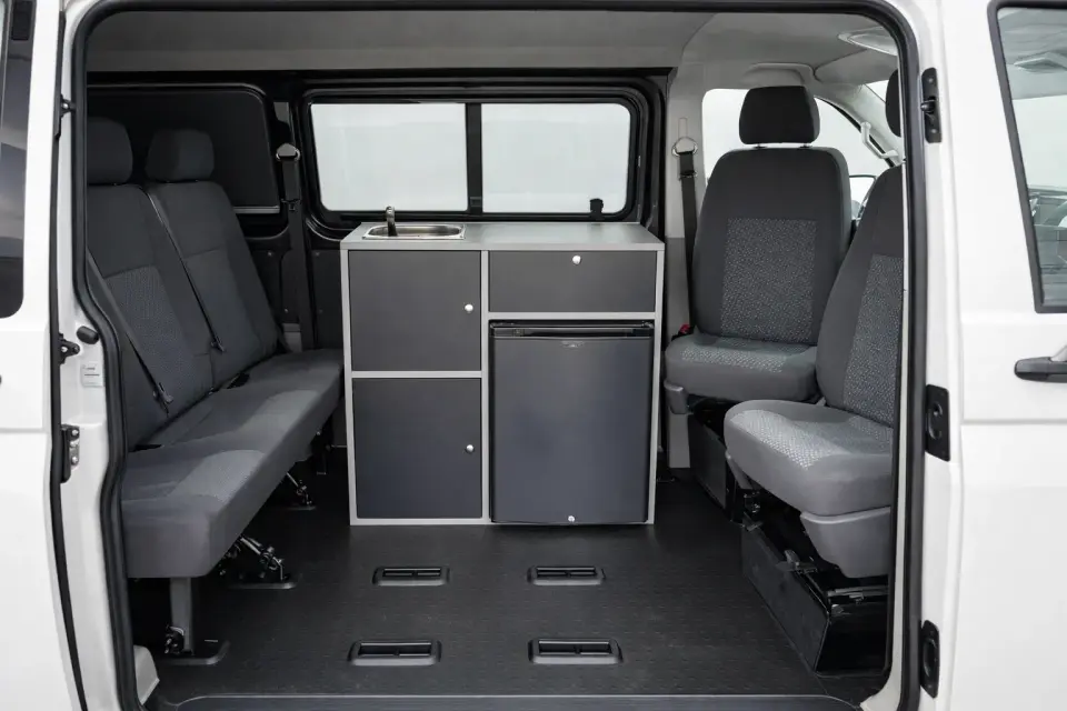 Modulküche VW T6/T6.1 eingebaut – Küchenblock mit Arbeitsfläche und Stauraum