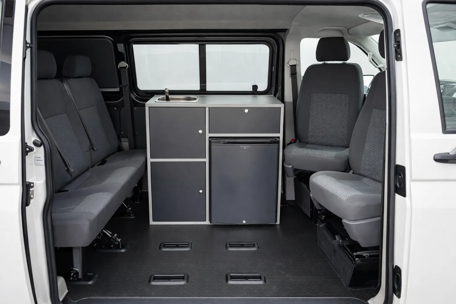VW T6/T6.1 Modulküche nachrüsten – Kühlschrank, Kocher, Spüle und Stauraum im Küchenblock