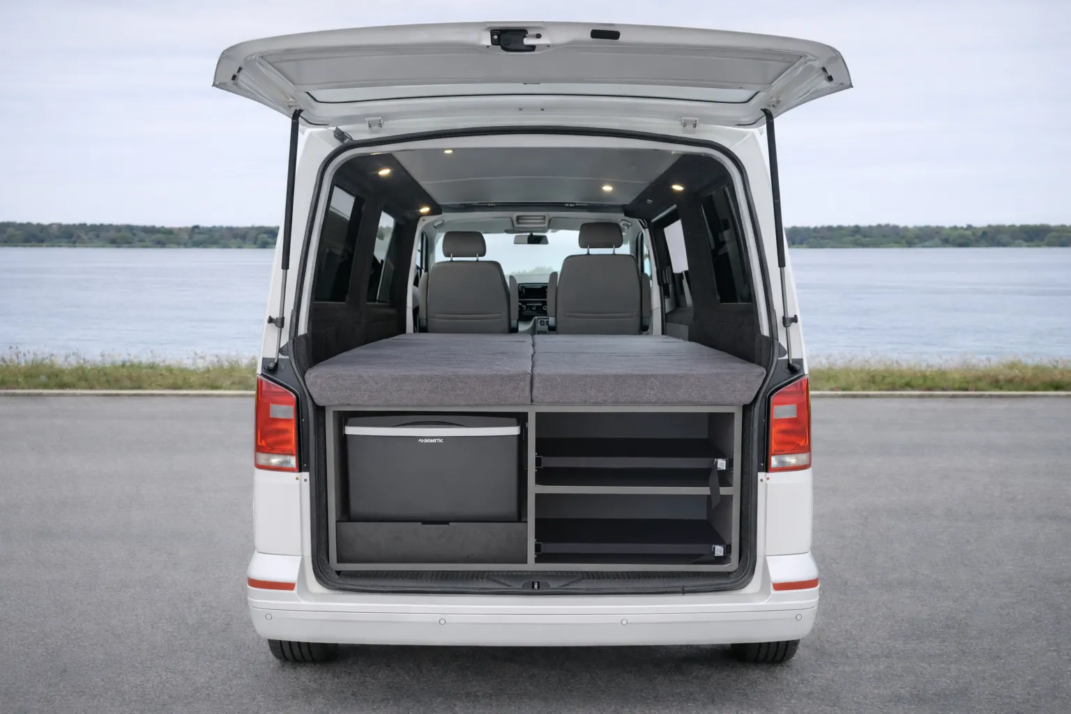 VW T6 Camper Schlafsystem mit Matratze – hochklappbar für mehr Stauraum im Alltag