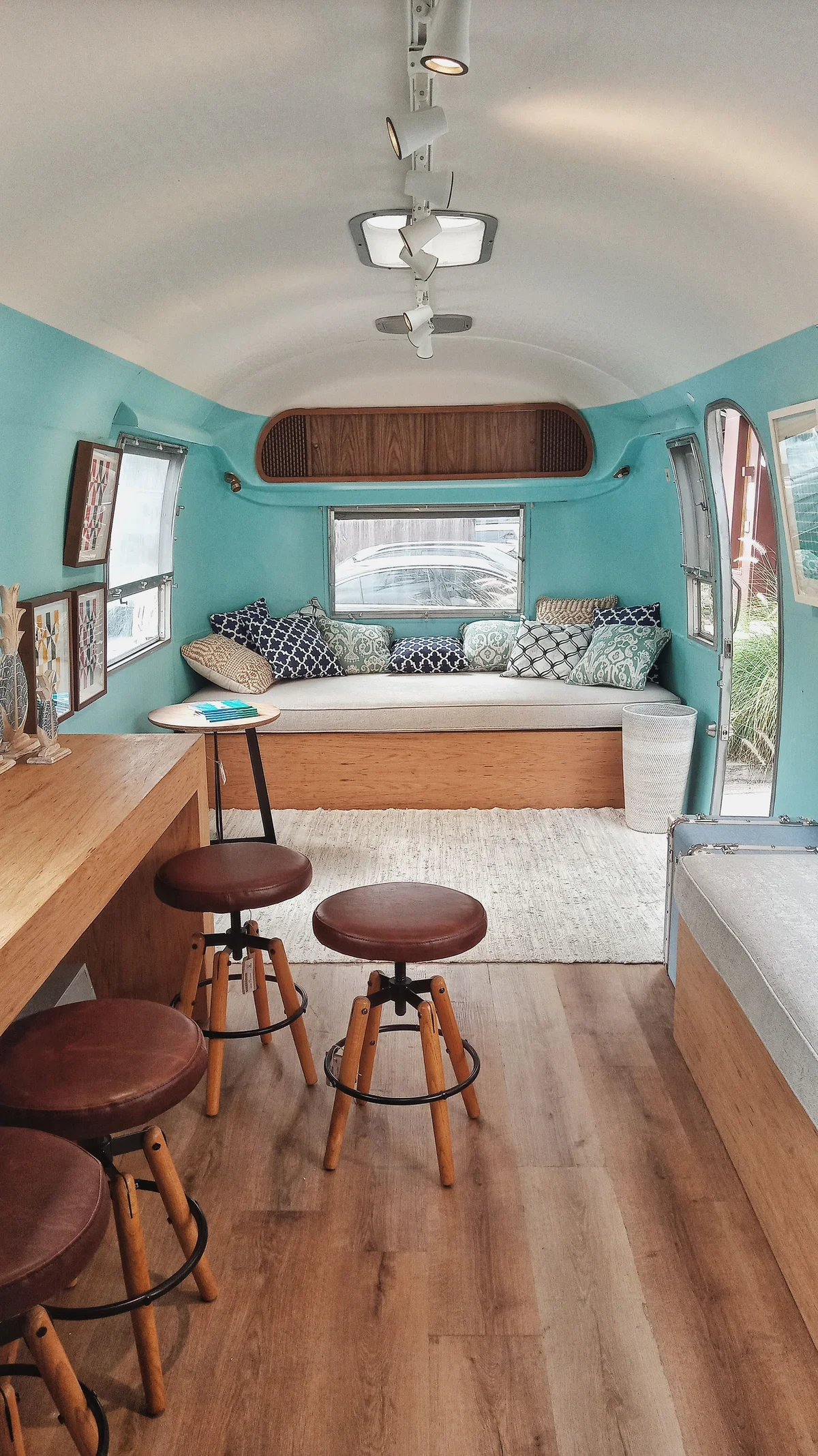 Moderner Campervan Innenausbau mit Holzboden und gemütlicher Sitzecke