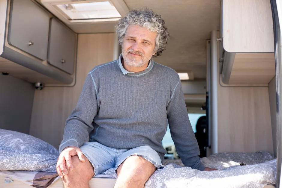 Fertig ausgebauter Camper-Innenraum mit Bett und Stauraum nach abgeschlossenem Möbelbau