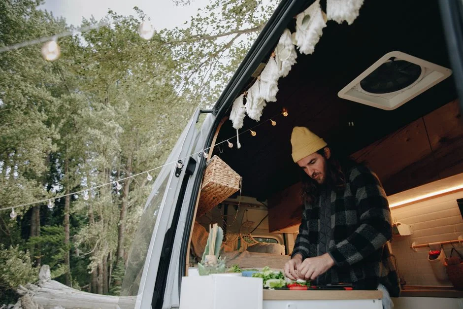 Camper Innenraum mit kleiner Küche und Kochstelle