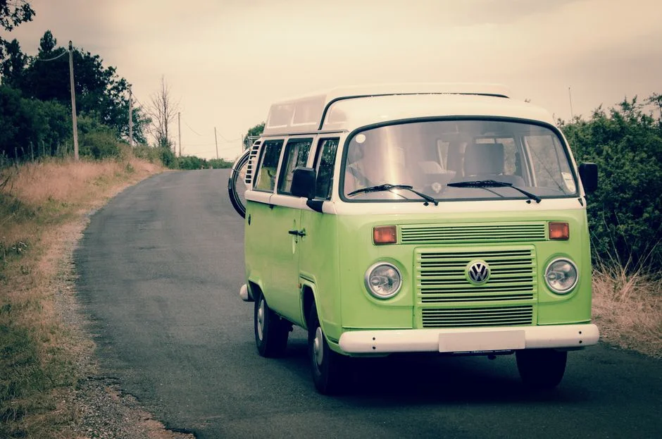 Kompakter Volkswagen-Camper auf einer schmalen Straße