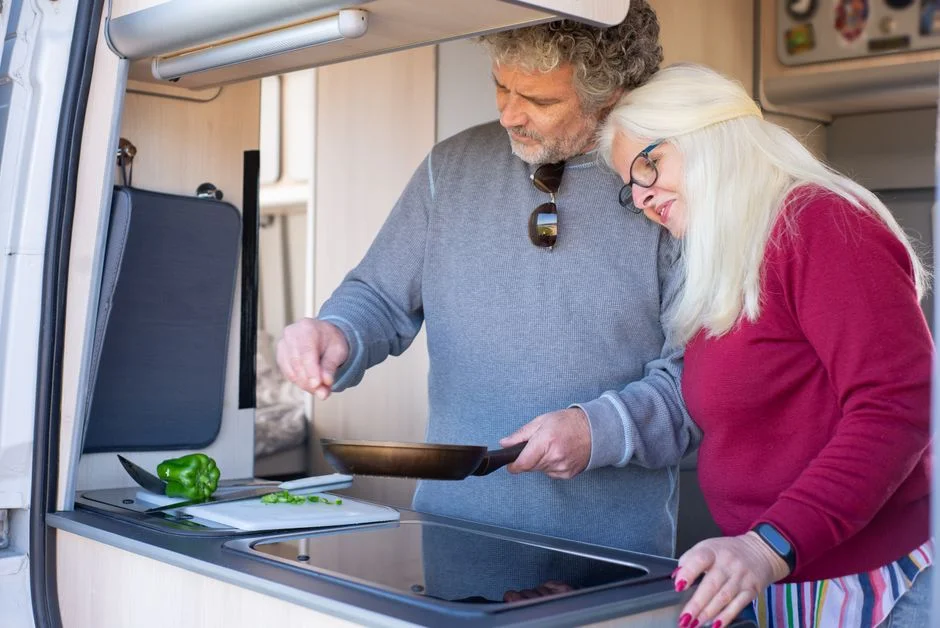 Campervan-Innenraum mit Schlafbereich und Küche für Familien
