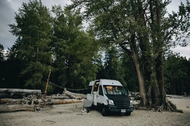 Mobiler oder fester Camper-Ausbau: Welche Lösung passt zu deinem Alltag?