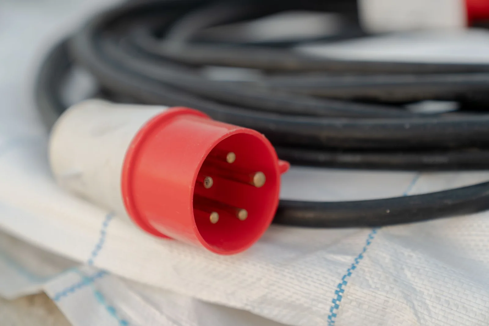 Roter Stecker eines elektrischen Anschlusskabels