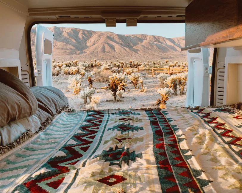 Liegefläche über die volle Breite eines Vans, Blick durch die geöffneten Hecktüren