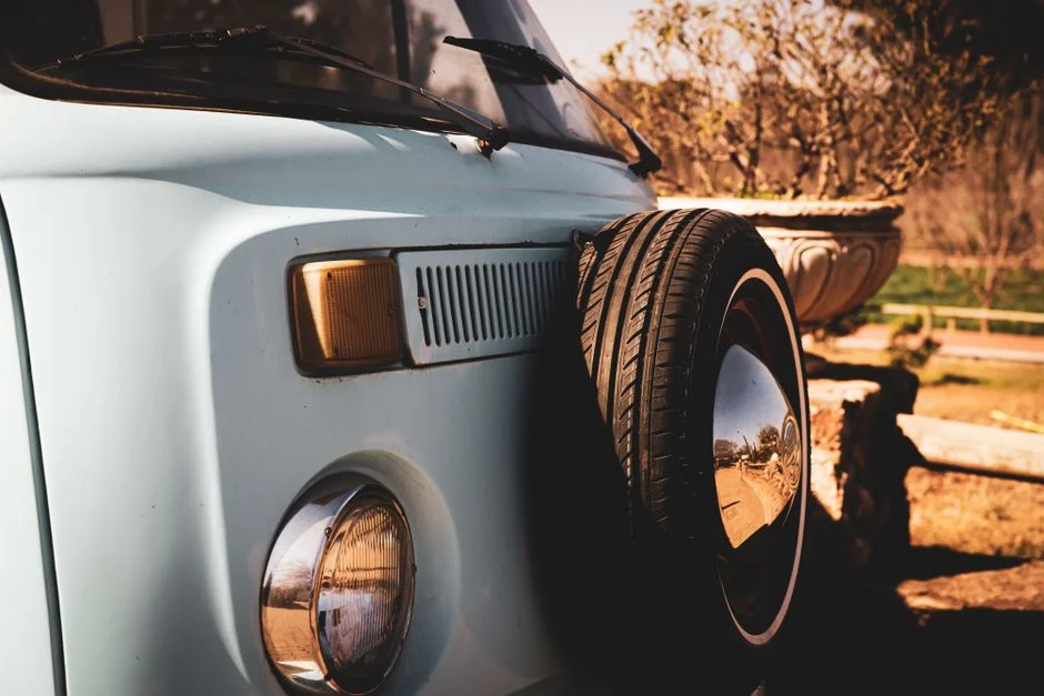Reserverad an der Front eines klassischen Volkswagen
