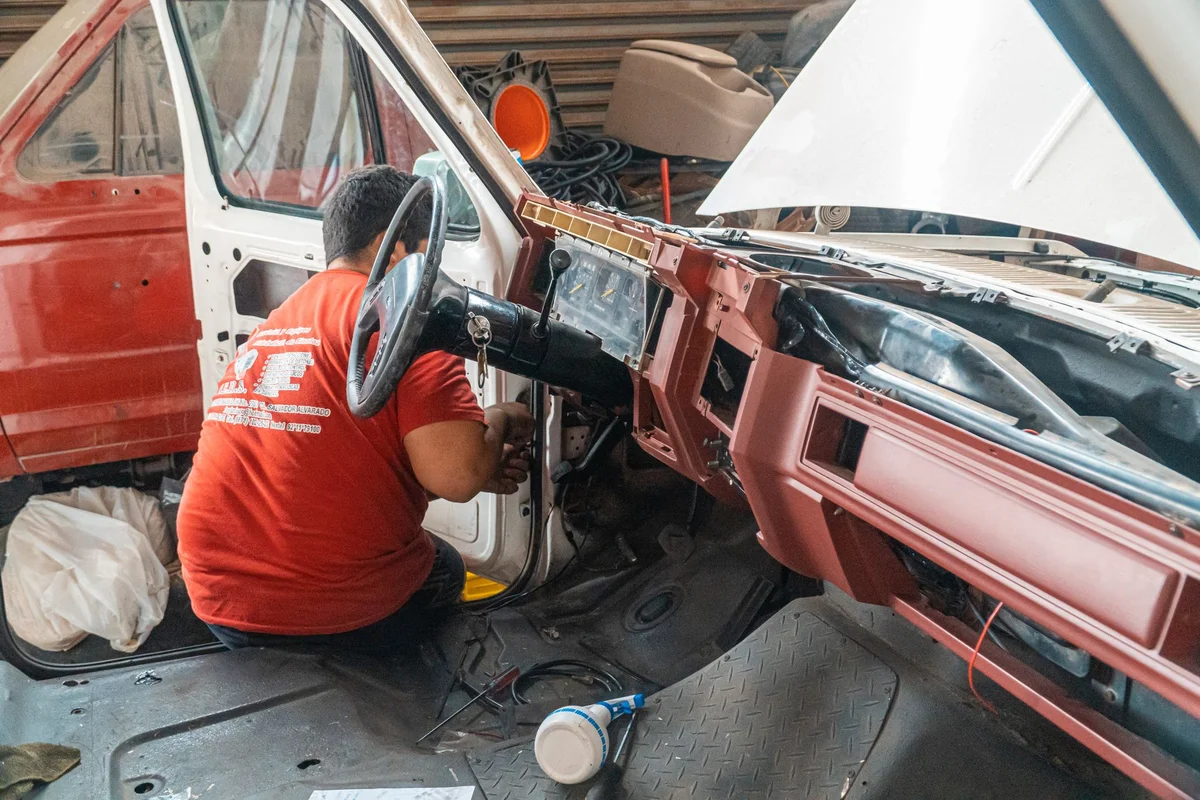 Mechaniker prüft eine Fahrzeugtür in der Werkstatt