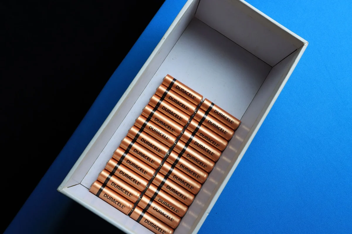 Mehrere Batterien sind geordnet in einer Box angeordnet