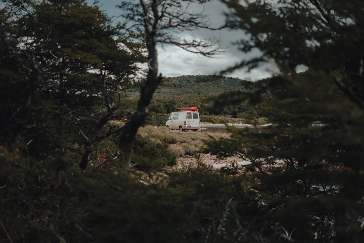 Van in der Wildnis geparkt – Diebstahlschutz für VW T6 Camper bei Reisen auf einsamen Stellplätzen