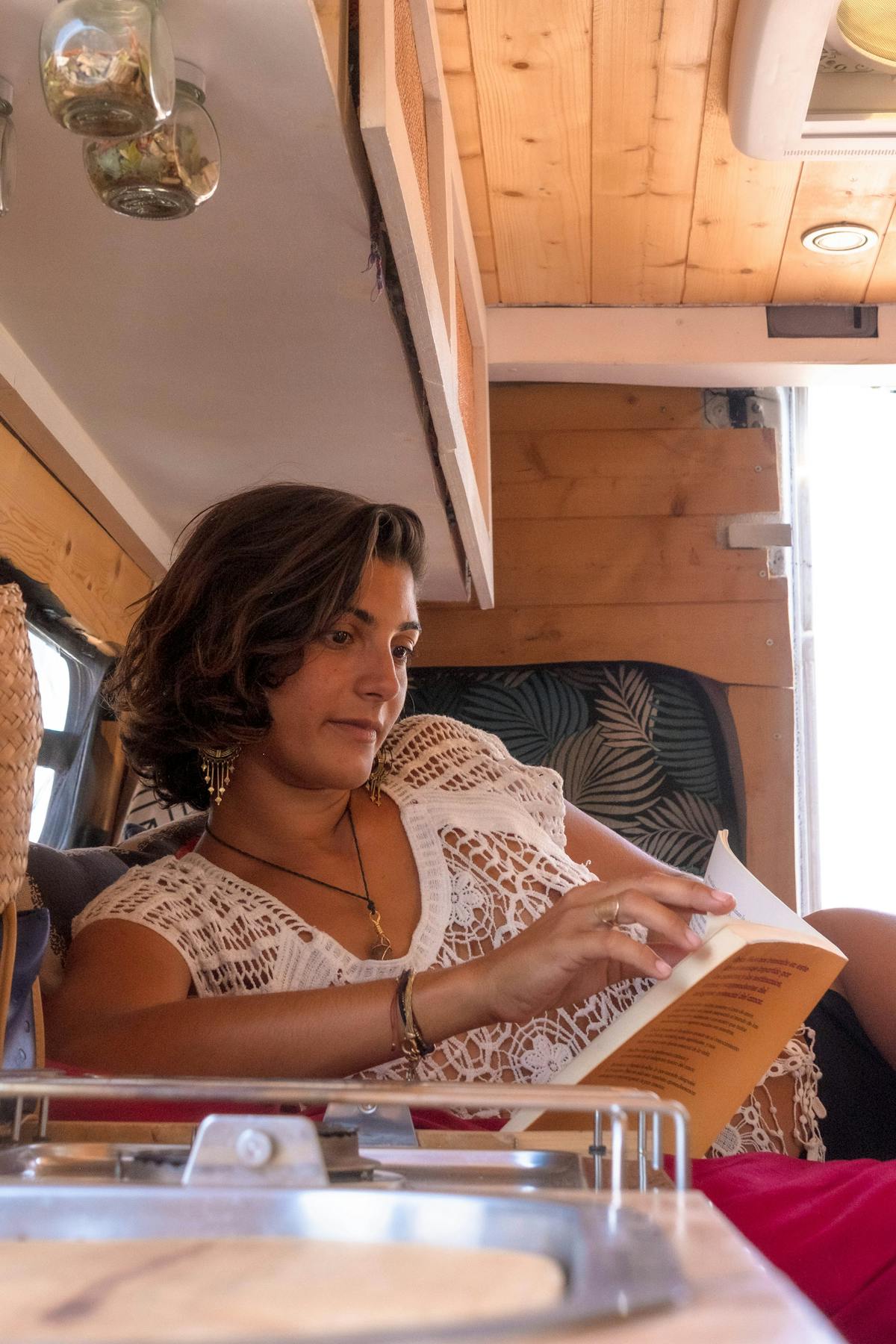 Moderner Campervan-Innenraum mit Holzausbau – VW T6 oder T6.1 als Camper-Basis wählen