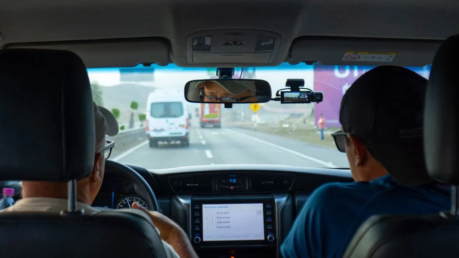 Cockpit mit zusätzlicher Kamera und Rückspiegel im Straßenverkehr