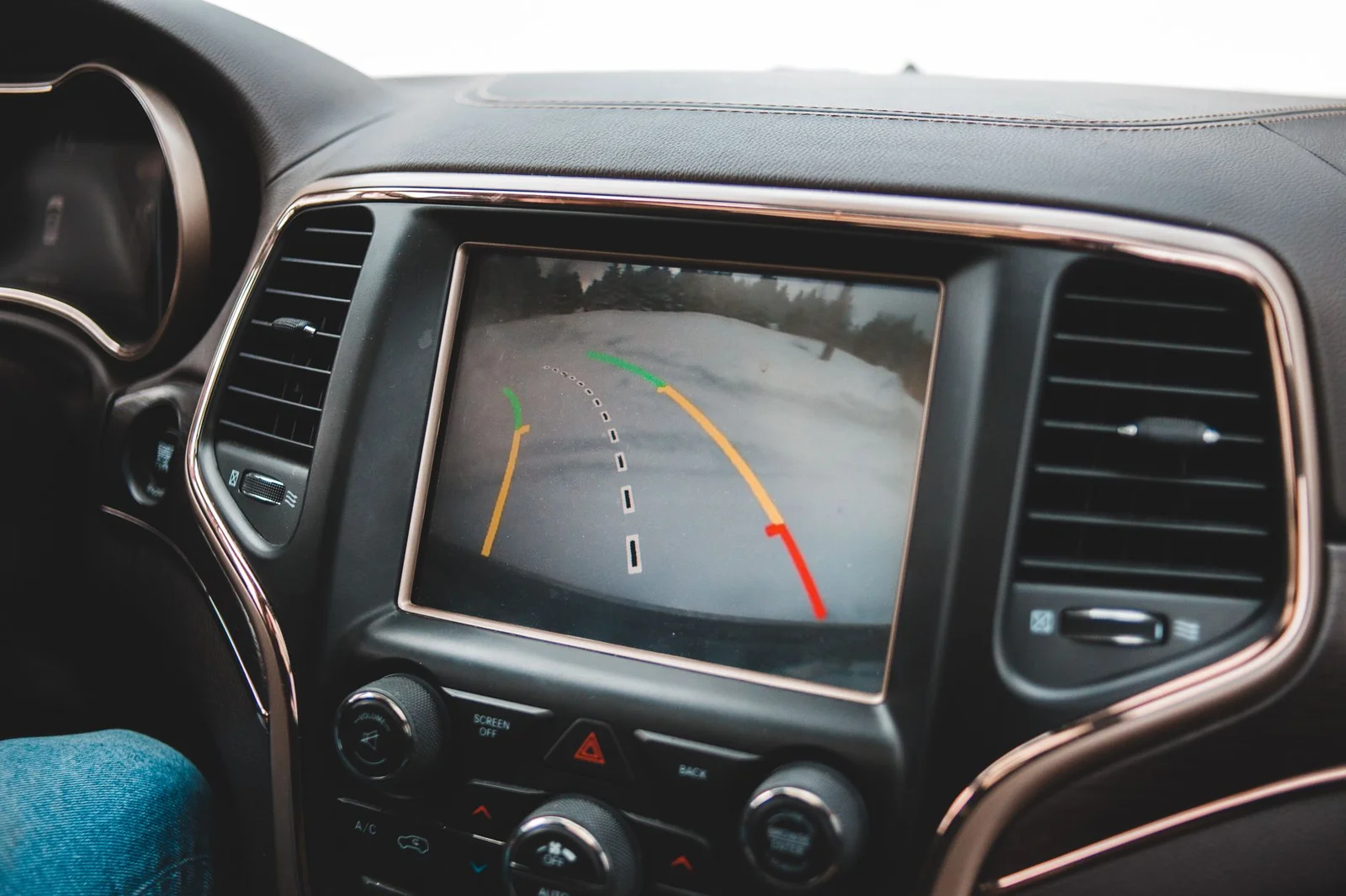 Rückfahrkamera mit Parklinien auf dem Fahrzeugdisplay
