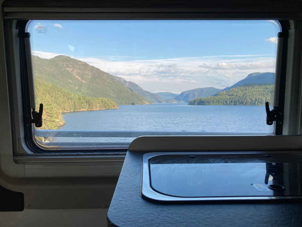 Heller Camper-Innenraum mit Seeblick auf einer Wochenendreise