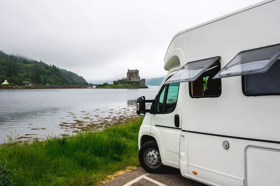 Heller Camper an einem Seeziel mit Tageslicht