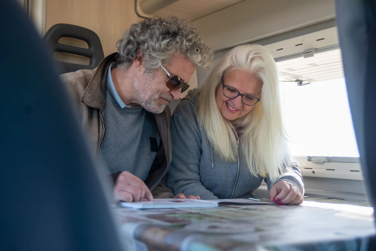 Paar prüft die Reiseplanung im Wohnmobil