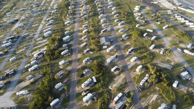 Wohnwagen oder Wohnmobil mieten: Was passt besser zu deiner Reise?