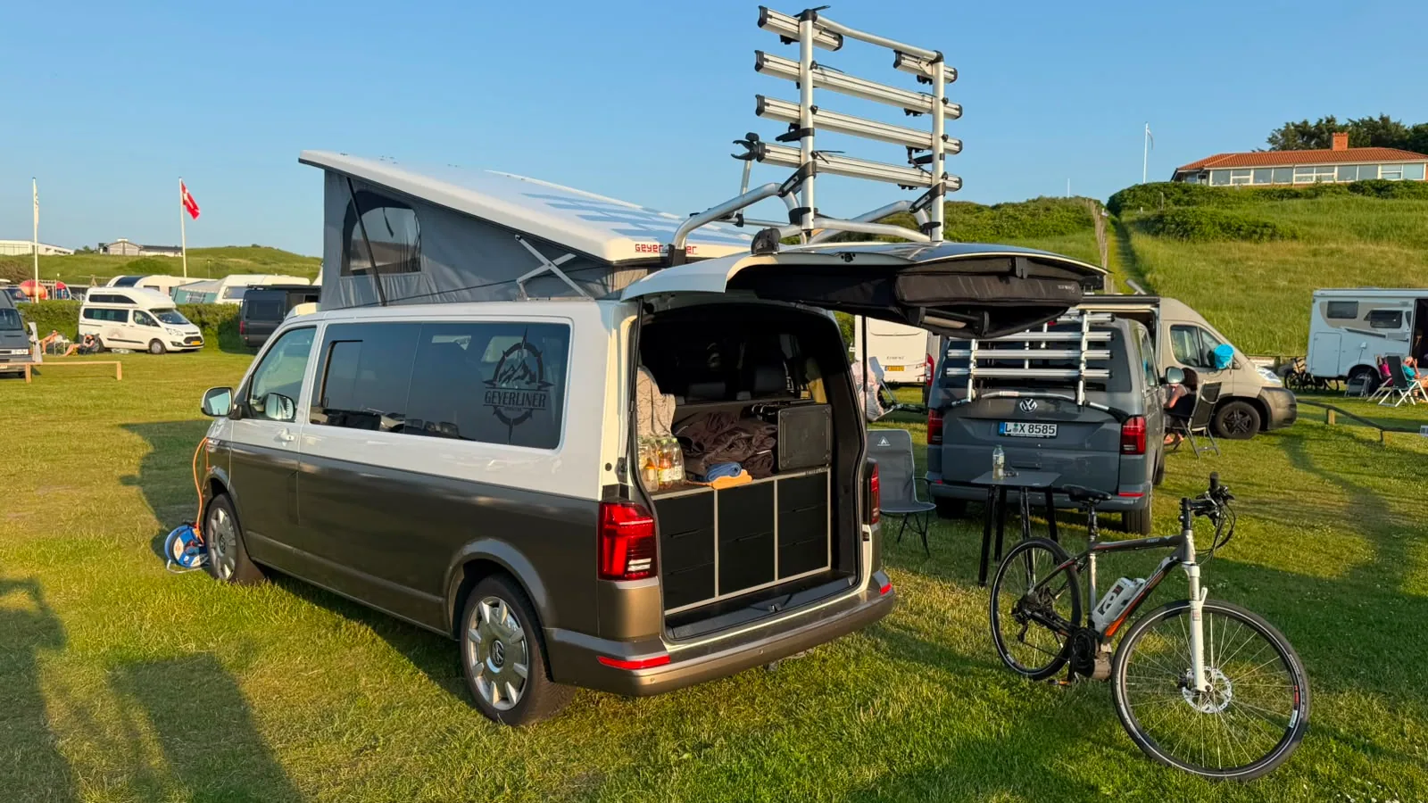 GEYERLINER Camper mit Aufstelldach beim Norwegen-Roadtrip – Aufstelldach geöffnet am Campingplatz