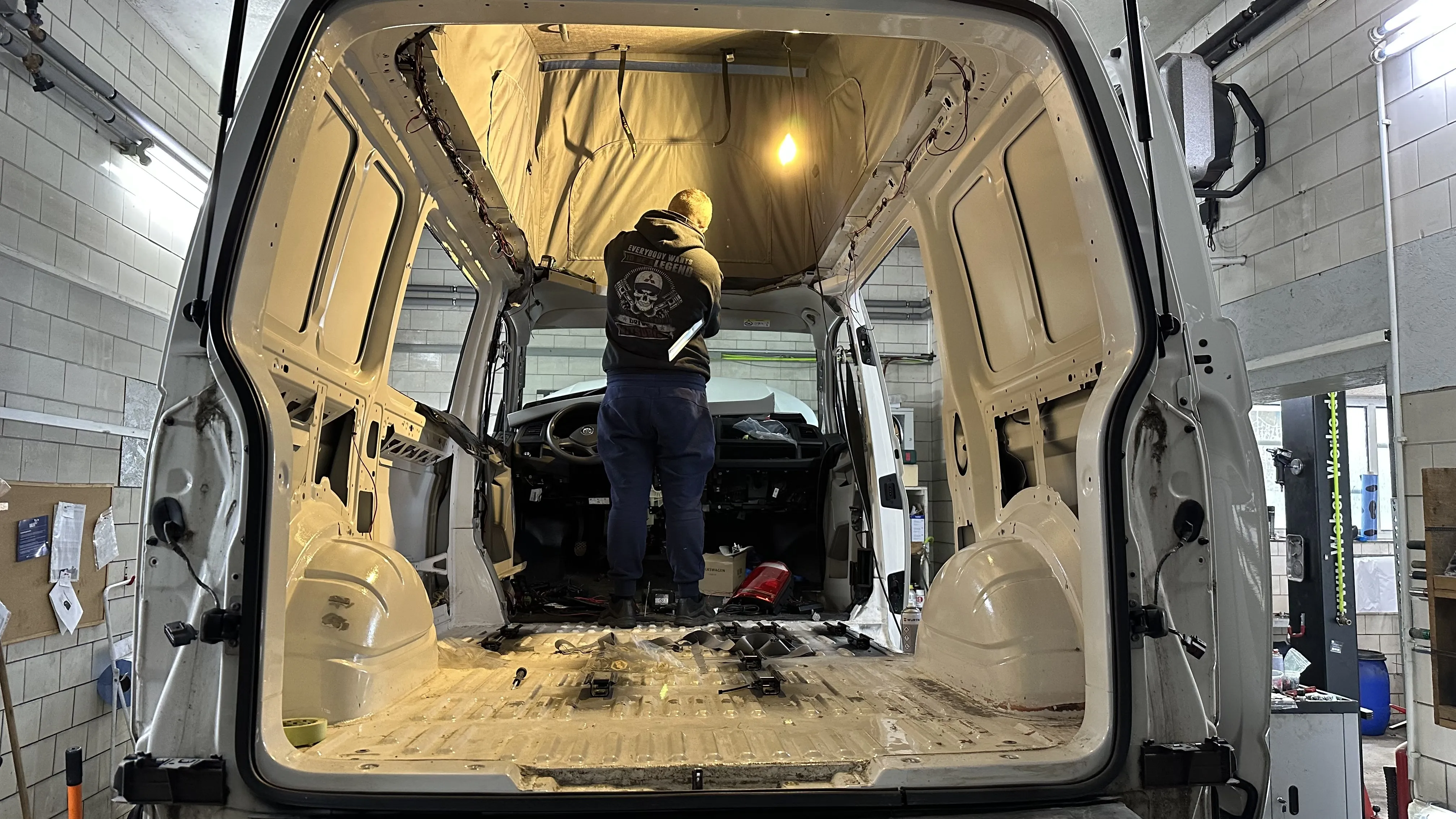 GEYERLINER Werkstatt in Markkleeberg – saubere Halle für VW T6/T6.1 Camper Umbau