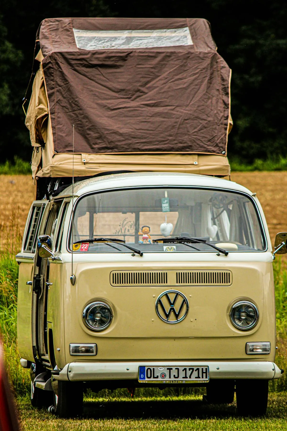 VW T6 Camper mit nachgerüstetem Aufstelldach – Frontansicht nach dem Einbau bei GEYERLINER