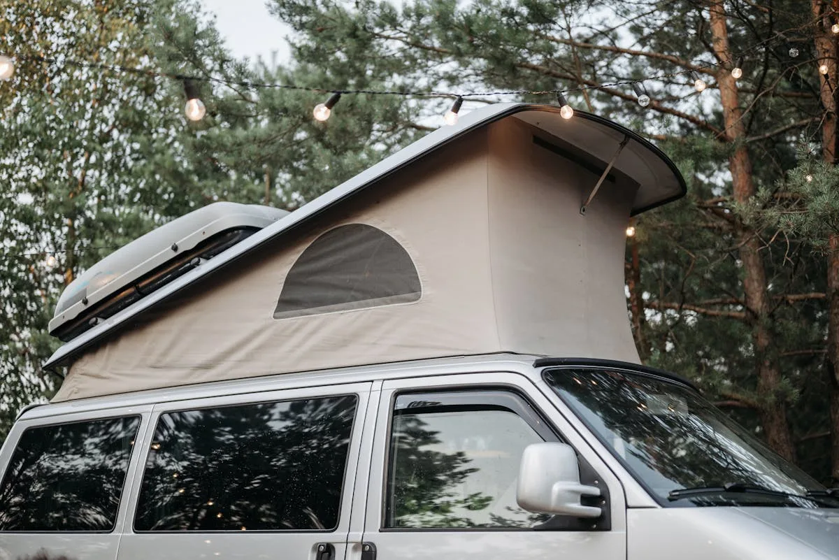 Geöffnetes Aufstelldach an einem VW T6 Camper – Seitenansicht des nachrüsteten Dachaufbaus
