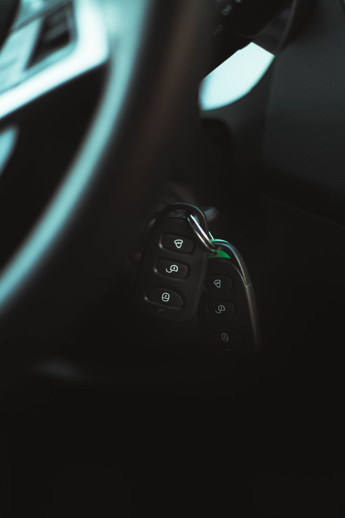 Autoschlüssel im Fahrzeuginnenraum als Symbol für elektronische Wegfahrsperre