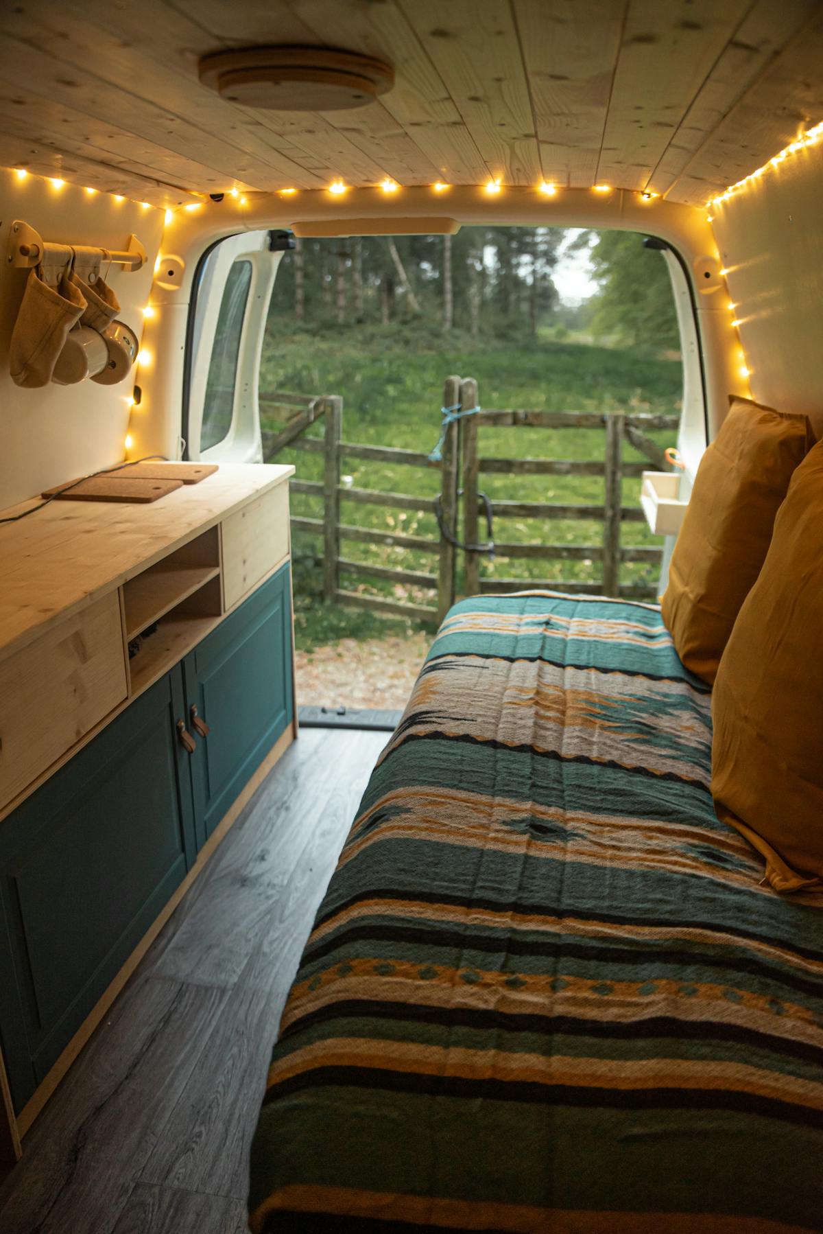 VW T6 Camper-Innenraum mit integriertem Heckschrank und strukturiertem Stauraum