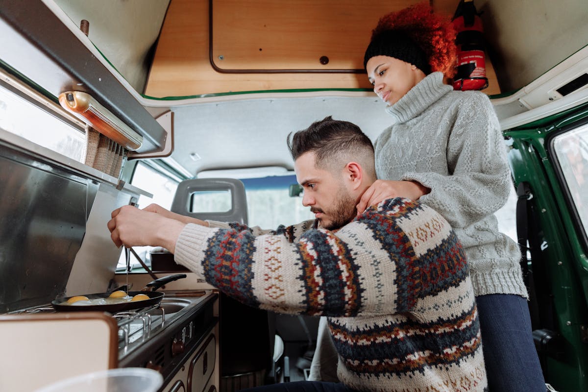 Kochen in einem VW T6 Camper – Modulküche mit kompakter Herdlösung im Innenraum