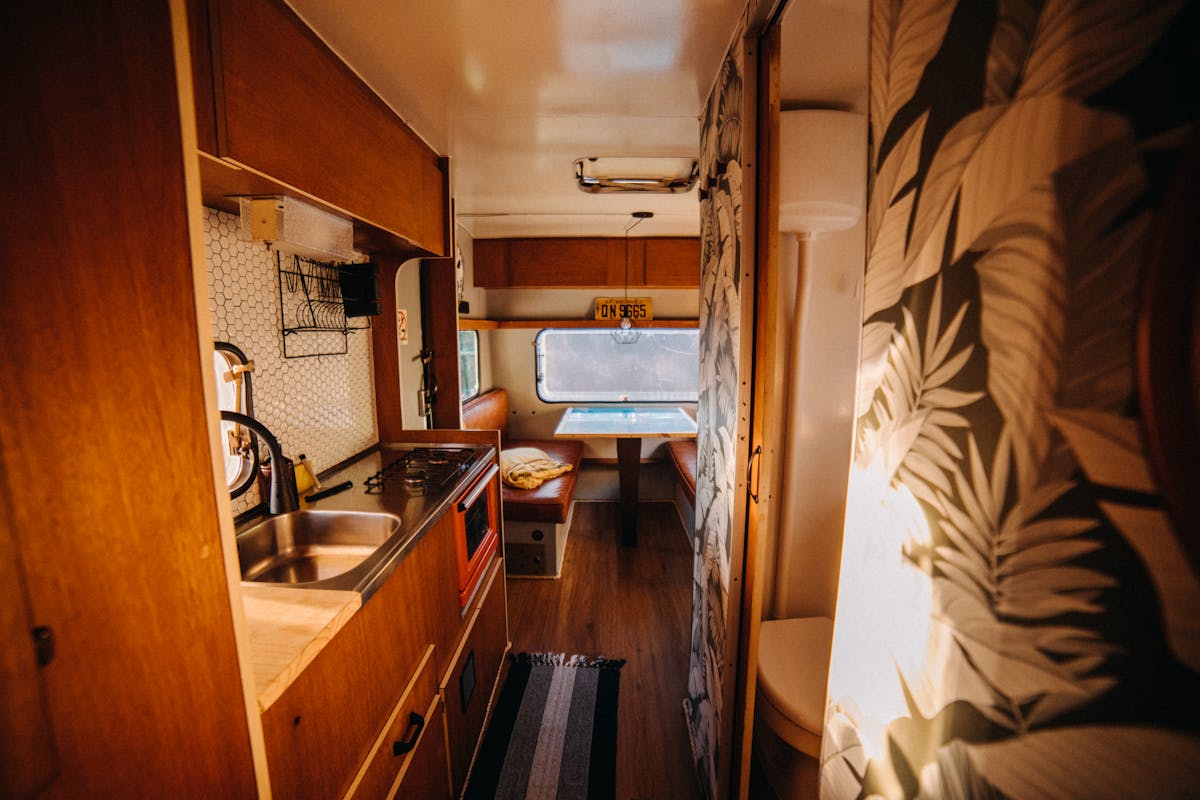 VW T6 Camper-Innenraum mit integrierter Modulküche und Wohnbereich