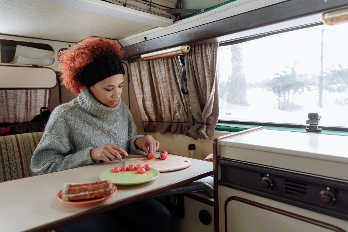 Essenszubereitung in einer nachrüsteten Modulküche im VW T6 Camper